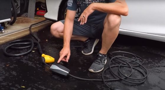 Can I Charge My Tesla in the Rain?_evsegeek.com